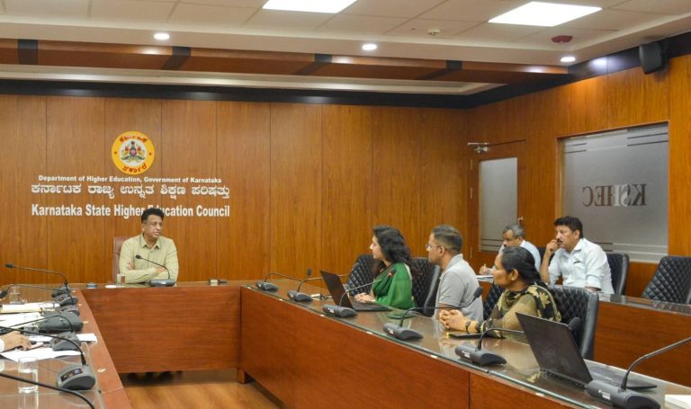 ರಾಜ್ಯದಲ್ಲಿ 32 ಸಾರ್ವಜನಿಕ ವಿಶ್ವ ವಿದ್ಯಾಲಯಗಳು ಕಾರ್ಯನಿರ್ವಹಿಸುತ್ತಿದ್ದು ಅದರಲ್ಲಿ 9292 ಹುದ್ದೆಗಳು ಖಾಲಿ.