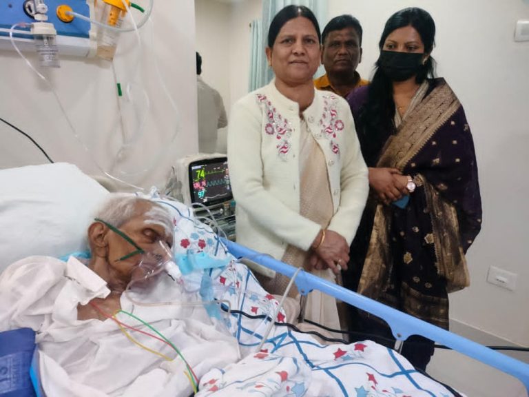 ಆಸ್ಪತ್ರೆಗೆ ಭೇಟಿ ನಿಡಿ ಭೀಮಣ್ಣಾ ಖಂಡ್ರೆ ಅವರ ಆರೋಗ್ಯ ವಿಚಾರಿಸಿದ ಮೋಜಾಬಾಯಿ