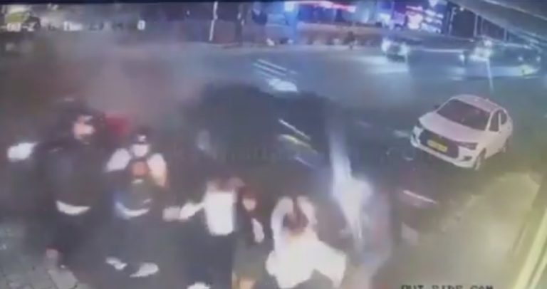 ಬೆಂಗಳೂರು: ಡಿವೈಡರ್ ಮೇಲೆ ಹಾರಿ ಜನರ ಮೇಲೆ ಬಿದ್ದ ದುಬಾರಿ ಕಾರು, ಬದುಕಿದ್ದೇ ಪವಾಡ; Video