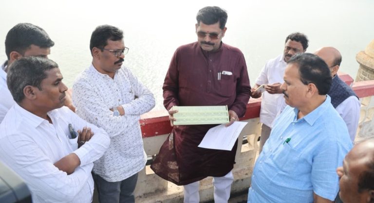 ತುಂಗಭದ್ರಾ ಡ್ಯಾಂಗೆ ಜಿಲ್ಲಾ ಉಸ್ತುವಾರಿ ಸಚಿವರ ಭೇಟಿ: ನೂತನ ಕ್ರಸ್ಟ್ ಗೇಟ್ ಅಳವಡಿಕೆ ಕಾರ್ಯ ಪರಿಶೀಲನೆ