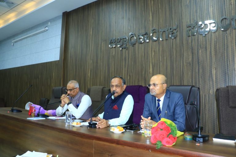 ಜಿಲ್ಲಾಮಟ್ಟದ ಮಾಹಿತಿ ಹಕ್ಕು ಕಾಯ್ದೆ ಕಾರ್ಯಾಗಾರದಲ್ಲಿ ಆಯುಕ್ತ ಬಿ.ವೆಂಕಟ್ ಸಿಂಗ್ ಸಲಹೆ ಸಕಾಲದಲ್ಲಿ ಮಾಹಿತಿ ನೀಡಿ, ದಂಡದಿoದ ಮುಕ್ತರಾಗಿ