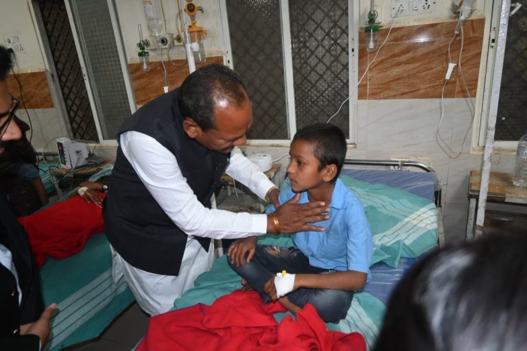 ವಿದ್ಯಾರ್ಥಿಗಳು ಅಸ್ವಸ್ಥ: ಆಸ್ಪತ್ರೆಗೆ ದೌಡಾಯಿಸಿದ ಶಾಸಕ ಪ್ರಭು ಚವ್ಹಾಣ