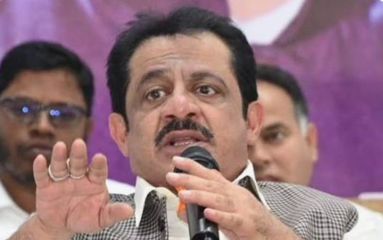 ಸಚಿವ ಜಮೀರ್ ಅಹಮ್ಮದ್ ಅವರು ರಾಜೀನಾಮೆ ಬಾಂಬ್ ಸಿಡಿಸಿದ್ದಾರೆ.