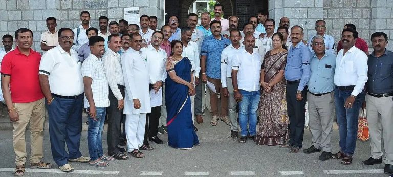 ಕಪ್ಪು ಪಟ್ಟಿ ಧರಿಸಿ ಉಪನ್ಯಾಸಕರ ಪ್ರತಿಭಟನೆ