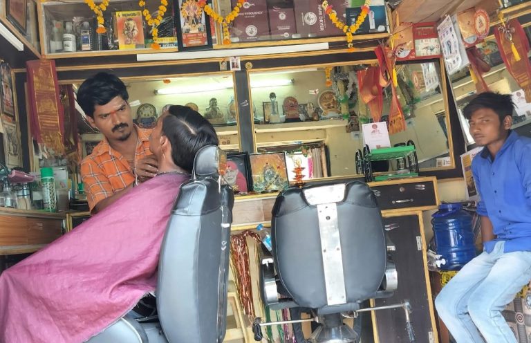 ರಾವೂರ ಶ್ರೀ ಸಿದ್ದಲಿಂಗ ಮಹಾಸ್ವಾಮಿಗಳ ಜನ್ಮ ದಿನದಂದು ಕಟ್ಟಡ ಕಾರ್ಮಿಕರಿಗೆ ಉಚಿತ ಕ್ಷೌರ ಸೇವೆ*  