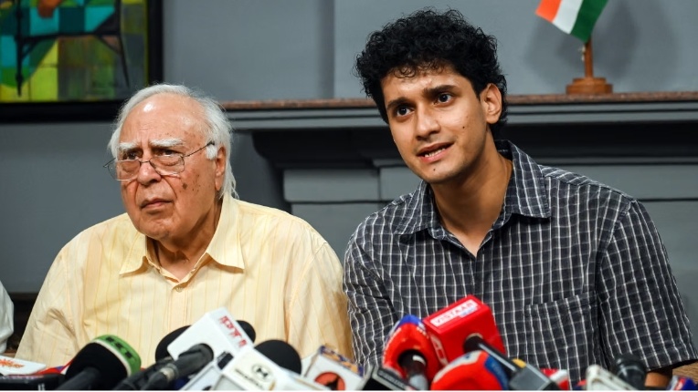 ಹಿರಿಯ ವಕೀಲ ಕಪಿಲ್ ಸಿಬಲ್ ಅವರು&nbsp; (CJP) ಸ್ಥಾಪಿಸಿರುವ ‘ಕಾನೂನು ನೆರವು ನಿಧಿ’ಗೆ ಬರೋಬ್ಬರಿ ₹1 ಕೋಟಿ ದೇಣಿಗೆ