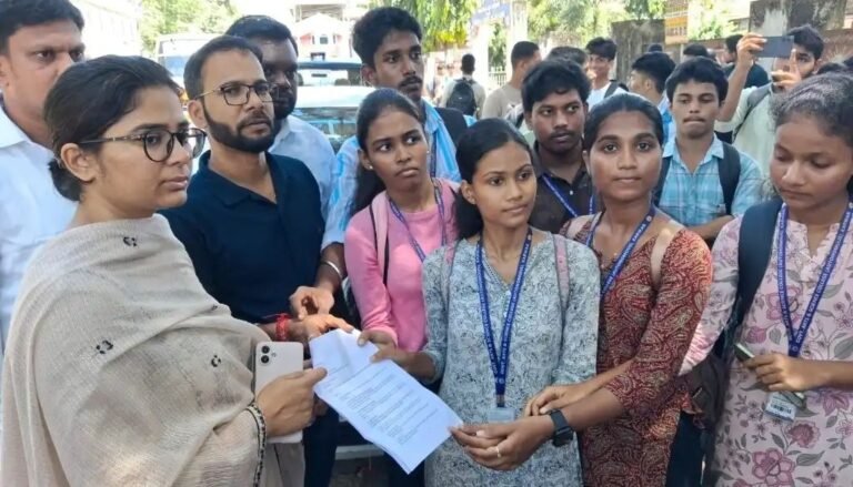ಪಾಠ ಪ್ರವಚನ ನಡೆಯದೇ ಇರುವುದನ್ನು ಖಂಡಿಸಿ ವಿದ್ಯಾರ್ಥಿಗಳು ಪ್ರತಿಭಟನೆ.