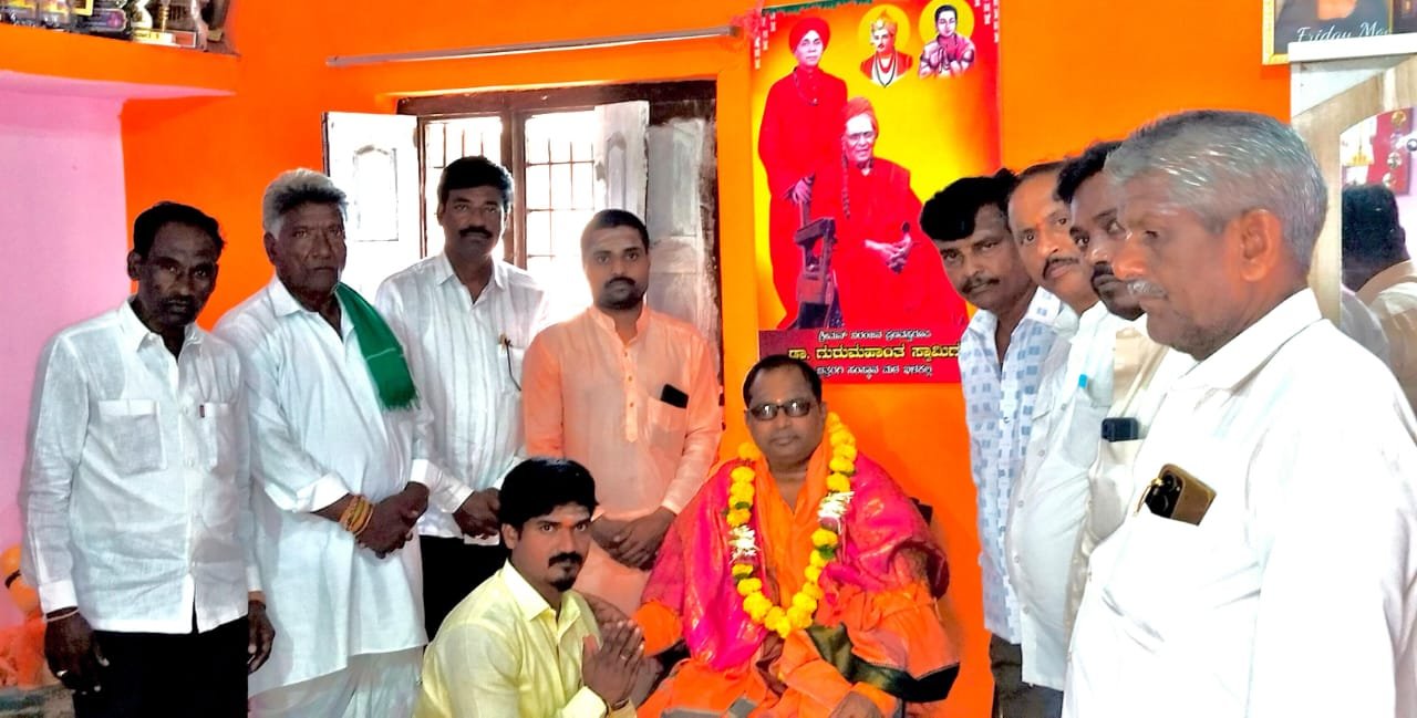 ಶ್ರಾವಣ ಮಾಸದ ಮುಕ್ತಾಯ: ಹಡಪದ ಅಪ್ಪಣ್ಣ ದೇವಸ್ಥಾನದಲ್ಲಿ (ಬಿಲ್ವಪತ್ರೆ ) ಇಳಿಸುವ ಮೂಲಕ ಕಾಂಡ ಸಮಾರೋಪ